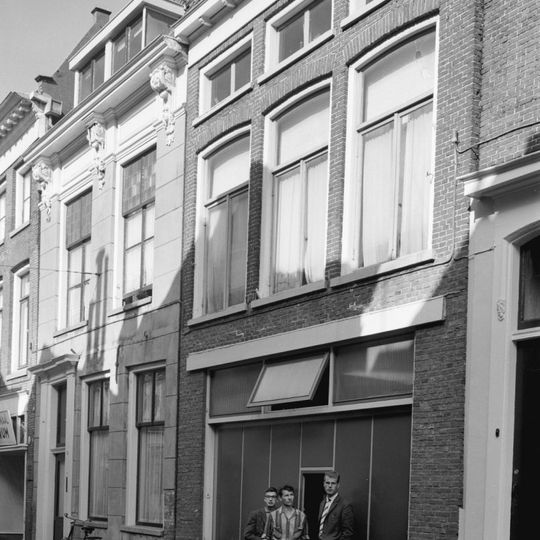 Pand met gepleisterde gevel en brede kroonlijst met schijnpilaster-kapitelen