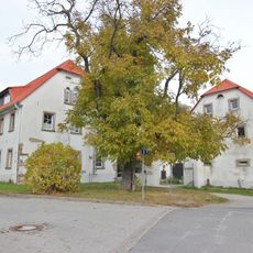 Westliches Wohnhaus, östliche Scheune und zwei Seitengebäude eines Vierseithofes Leutwitzer Straße 13