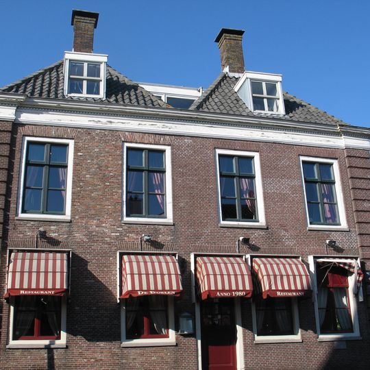 Statig huis met rechte getande kroonlijst