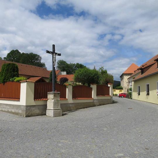 Kříž před kostelem Nanebevzetí Panny Marie ve Zlaté Koruně