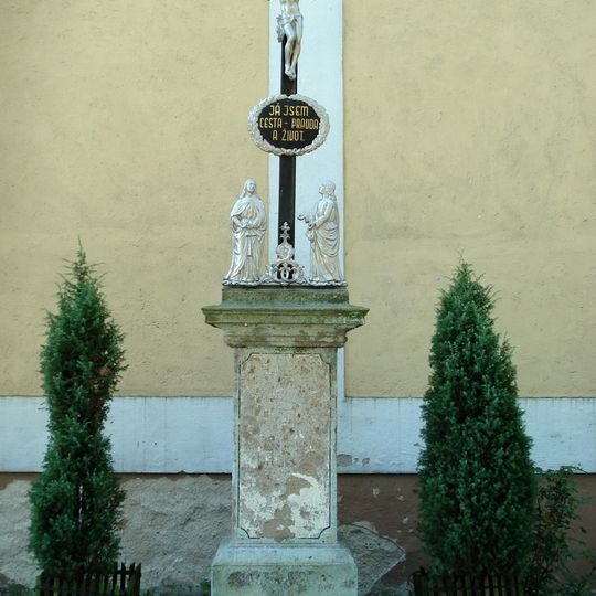 Kříž na severní straně kostela v Dukovanech