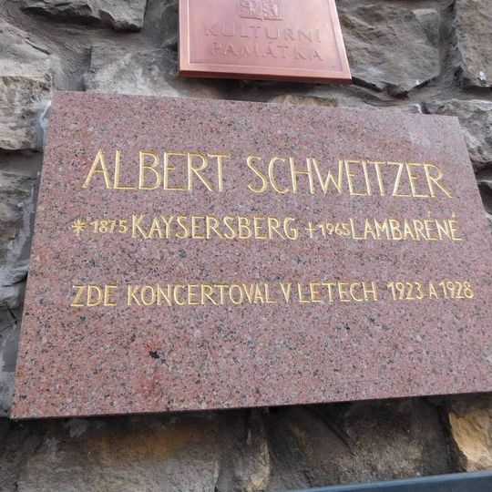 Pamětní deska Alberta Schweitzera na kostele svatého Michala v Jirchářích na Novém Městě v Praze