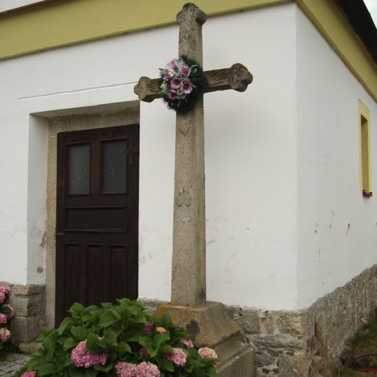 Kříž u kaple v Rejčkově