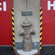 Betonová plastika svatého Floriána u hasičárny v Školní ulici v Novém Městě na Moravě