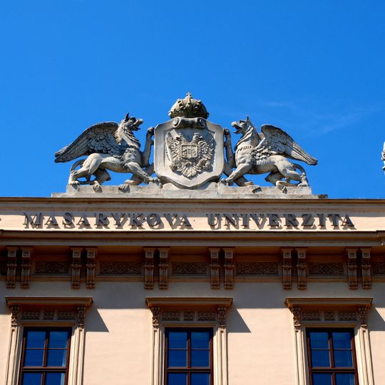 Sochy na štítu budovy Lékařské fakulty Masarykovy univerzity v Brně