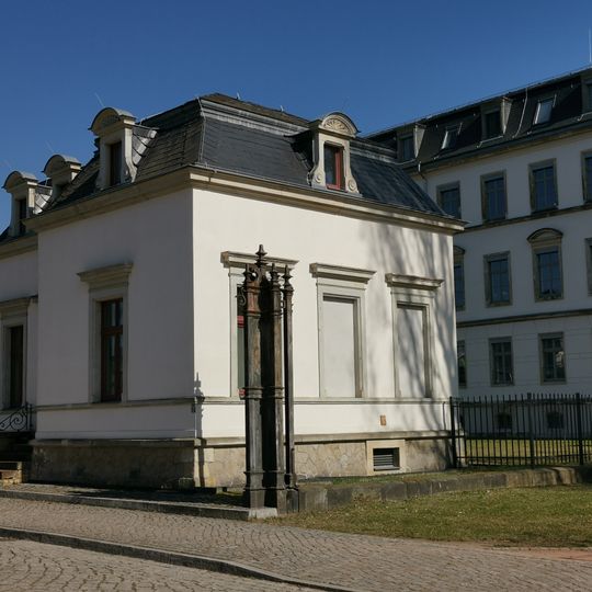 Rechtes Wachgebäude