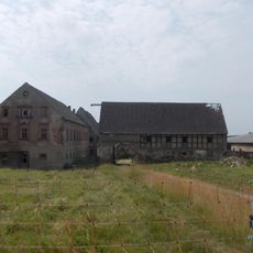 Wohnhaus (zwei Gebäudeteile) und Torhaus eines ehemaligen Vierseithofes Wenigossa 4