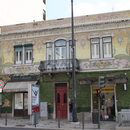Prédio com fachada de azulejo arte nova na Avenida Almirante Reis, 74-B