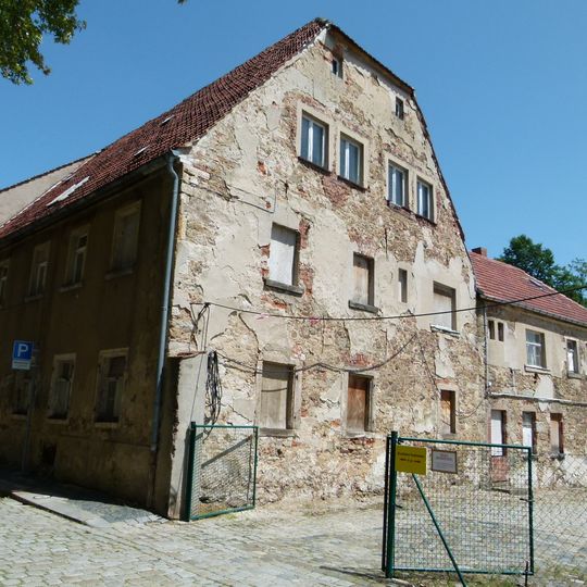 Reste der ehemaligen Stadtmauer im hinteren Flurstücksbereich und Wohnhaus in halboffener Bebauung mit Gedenkplatte Pfarrgasse 8