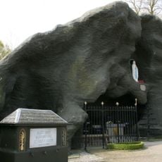 Twee beelden van Maria en Bernadette