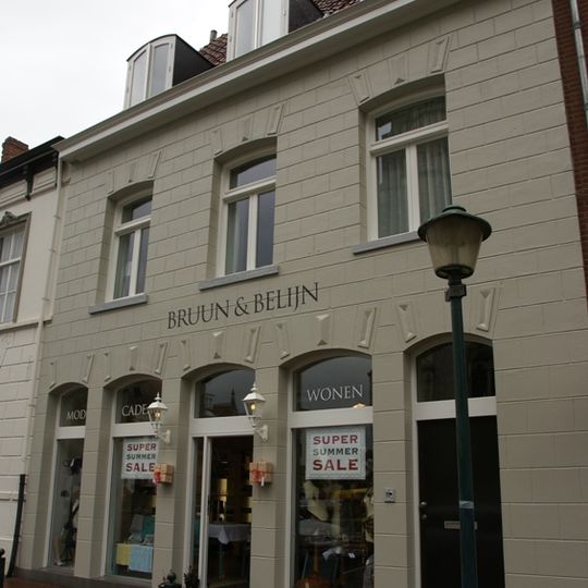 Onderkelderd dwarspand met hoge kap