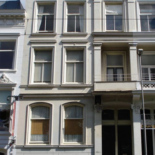 Herenhuis met gepleisterde lijstgevel en stucversieringen