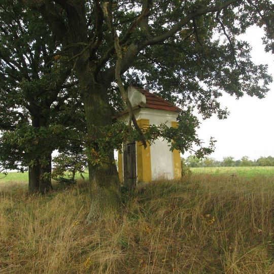 Kaple na konci zaniklé cesty severně od Vlkovic