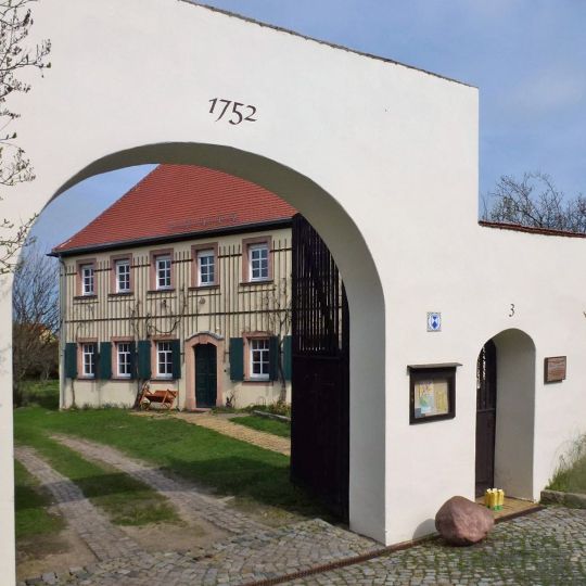 Pfarrhof mit Pfarrhaus, Pfarrscheune und Toranlage Pfarrgasse 3