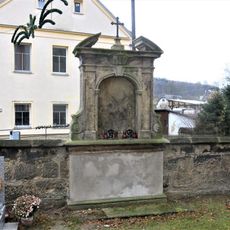 Kaplička VIII. zastavení křížové cesty u kostela v Arnolticích