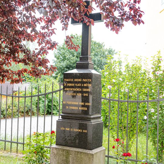 Pomník obětem okupace 1939–1945 u kostela v Dolním Bousově