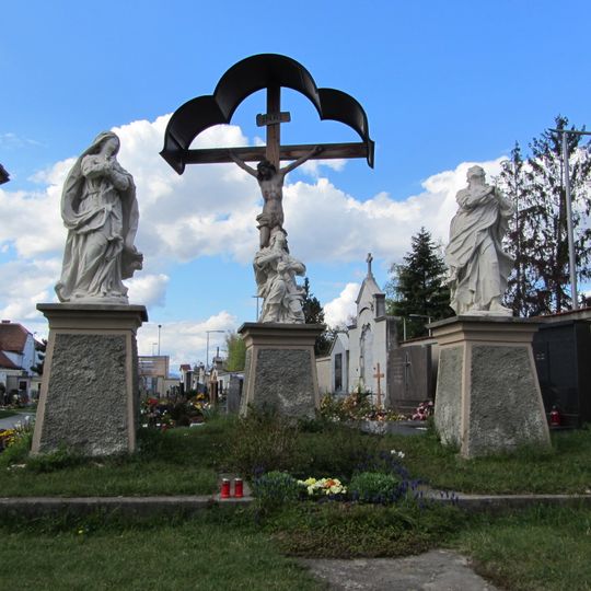 Friedhof mit Ummauerung und Kreuzigungsgruppe