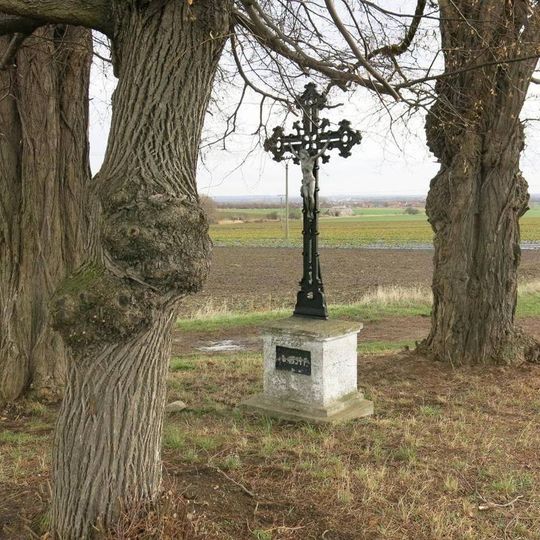 Kříž u polní cesty jižně od Jeviněvsi