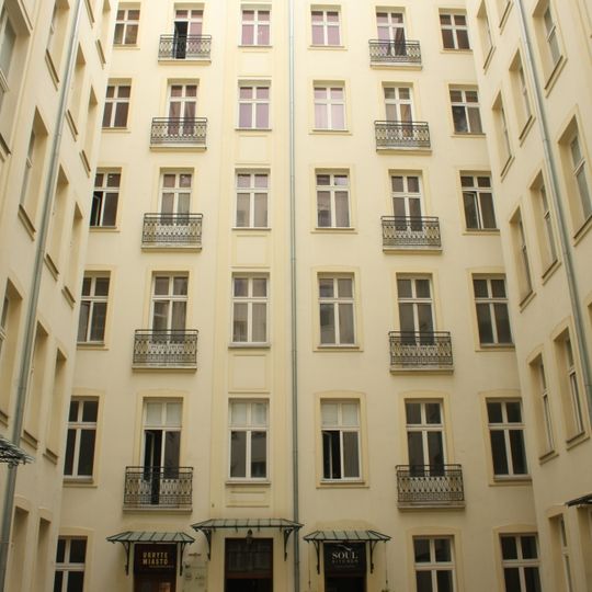 Kamienica przy ulicy Noakowskiego 16