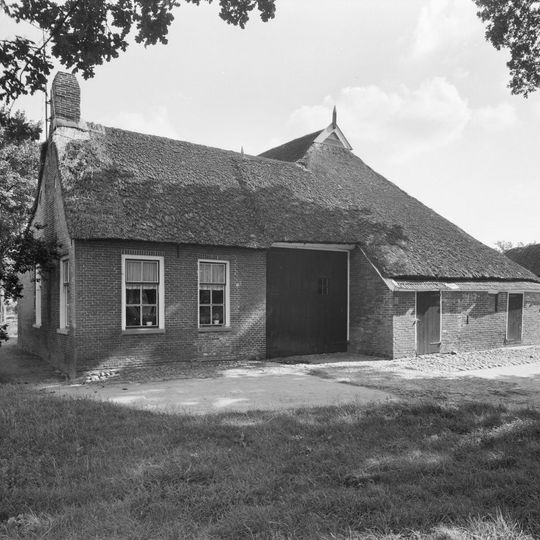 Boerderij met woonhuis met rechte eindgevel en bedrijfsdeel haaks daarop