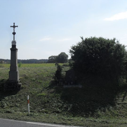 Boží muka s náhrobníkem