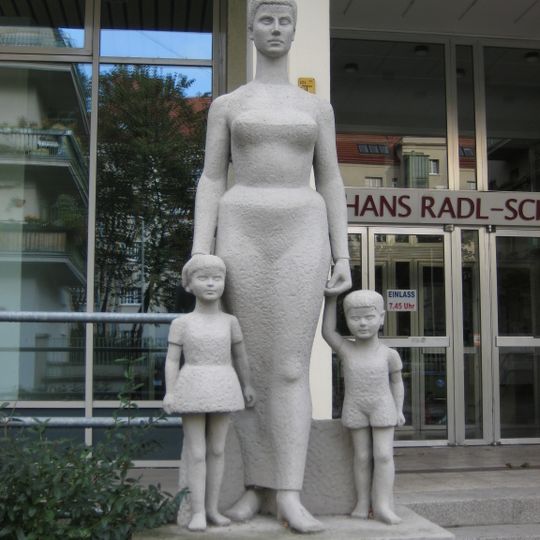 Hans Radl Schule, Plastik
