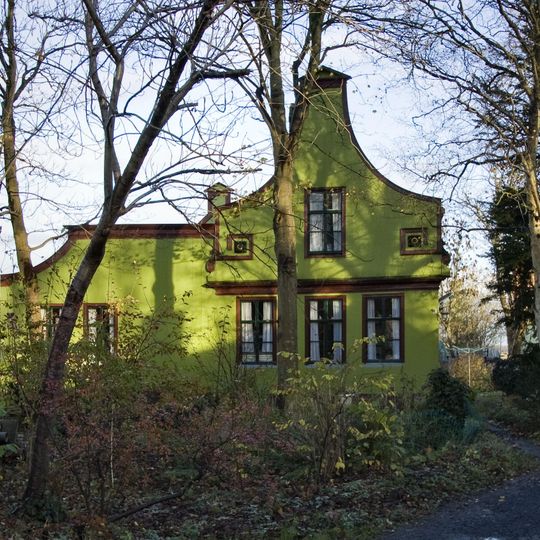 Houten huis met ingezwenkte topgevel