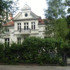 Wohnhaus, Vorgarten mit Einfriedung, Brunnen, Remise Tschaikowskistraße 44