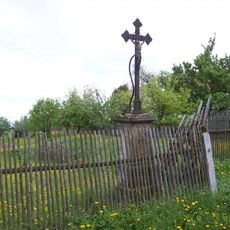 Kříž za plotem ve Vrážném