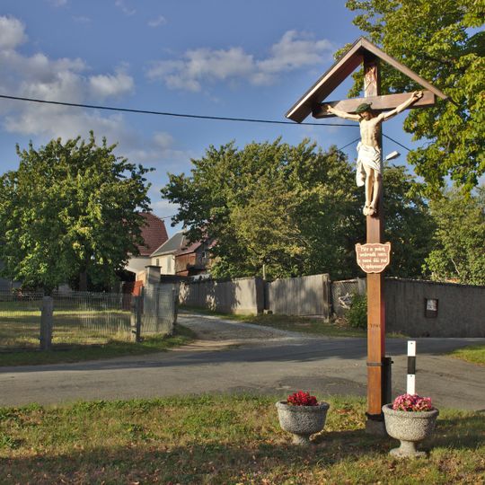 Betkreuz auf dem Dorfplatz in Höflein
