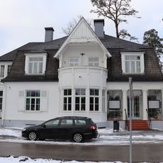 Dzīvojamā un aptiekas ēka