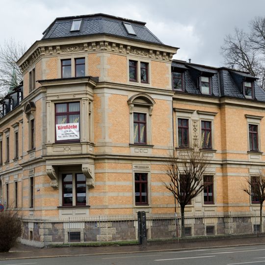 Wohnhaus in offener Bebauung und in Ecklage, mit Einfriedung Amtsgerichtsstraße 1