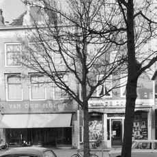 Pand waarvan de gevel door rechte kroonlijst met fries met trigliefen