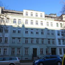 Mietshaus in geschlossener Bebauung mit Vorgarten Zeißstraße 23