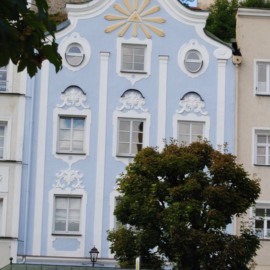 Ehemaliges Beamtenwohnhaus der kurfürstlichen Regierung, jetzt Wohn- und Geschäftshaus