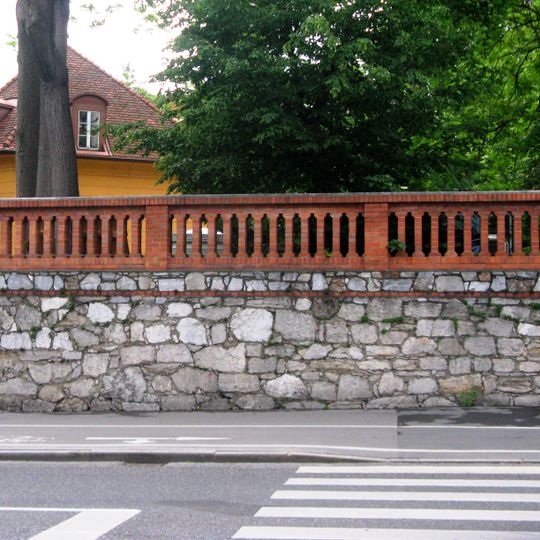 Ummauerung und Kleindenkmäler im Garten des Metahof-Schlössls