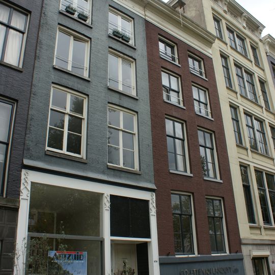 Pand met gevel onder rechte lijst