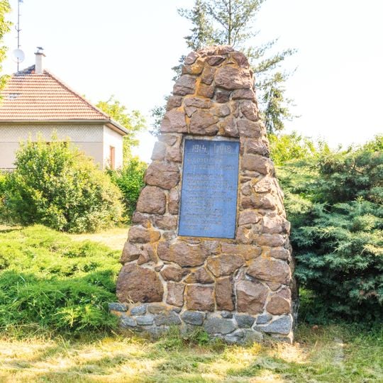 Pomník padlým v parku v Končicích