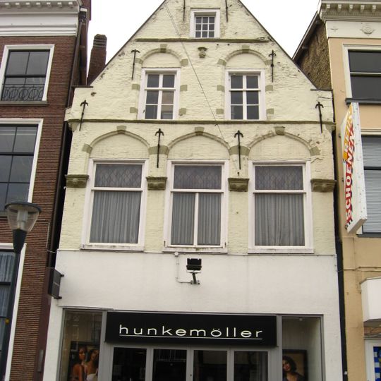 Pand onder zadeldak tegen puntgevel met laat-gotische geprofileerde nissen en overkragingen