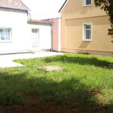 Památník v Kryrech před školou