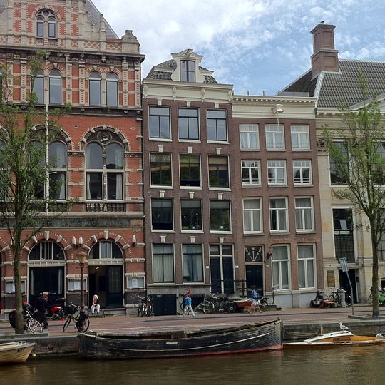 Pand, bovenste verdieping, dak, vensters en gevellijst met consoles met stoep en kelderpui