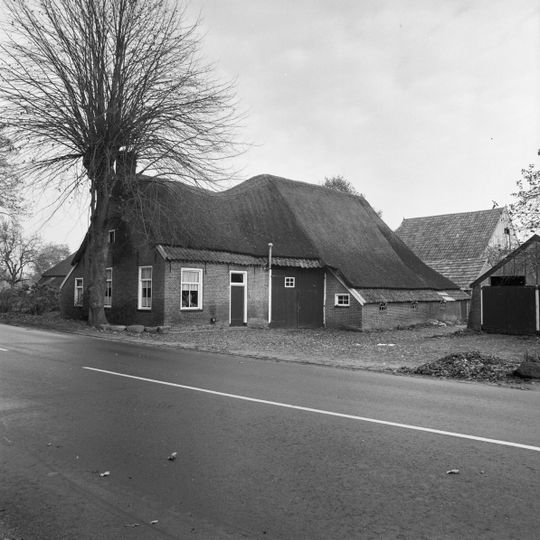 Boerderij met oplopende noklijn