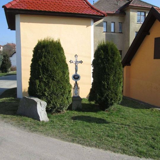 Kříž u kaple v Bořetíně