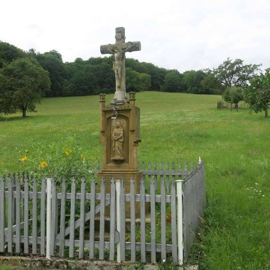 Kříž u bývalé kapličky v osadě Újezdec