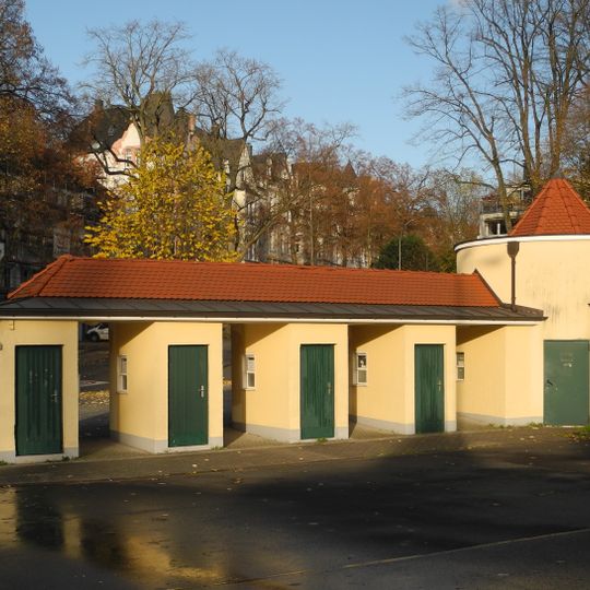 Vorplatz mit Kassenhäuschen