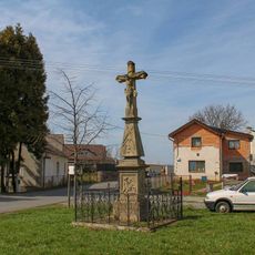 Kříž v Újezdu na rozcestí naproti parku