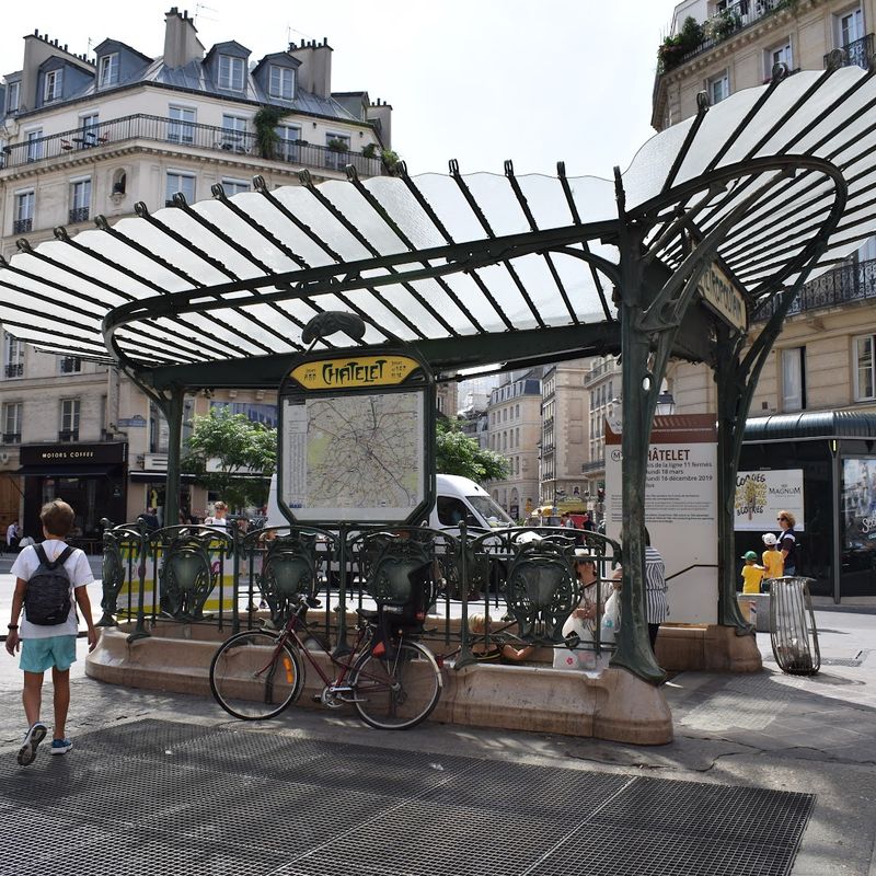 Édicule Guimard : Entrée de métro Art Nouveau à Place Sainte-Opportune ...
