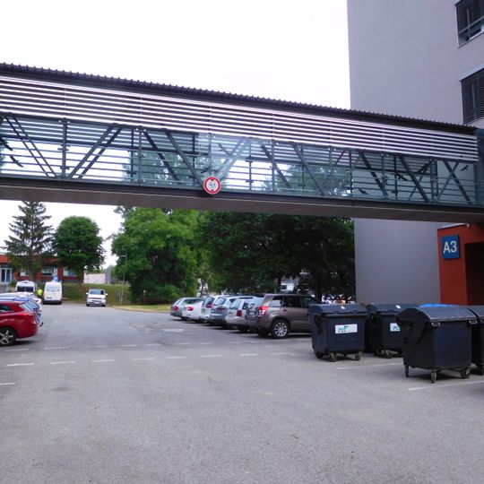 Lávka mezi budovami A3 a B3 v areálu Fakulty strojního inženýrství VUT v Brně