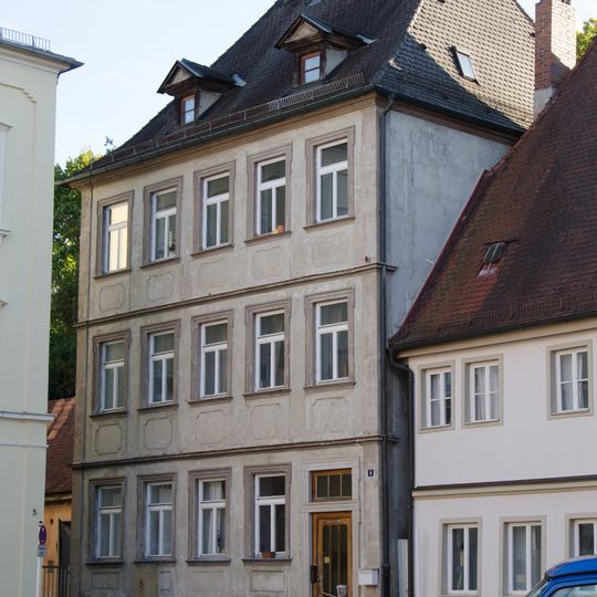 Schulplatz 4
