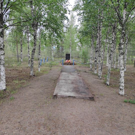 Братская могила трёх советских лётчиков, погибших в борьбе с фашистскими захватчиками